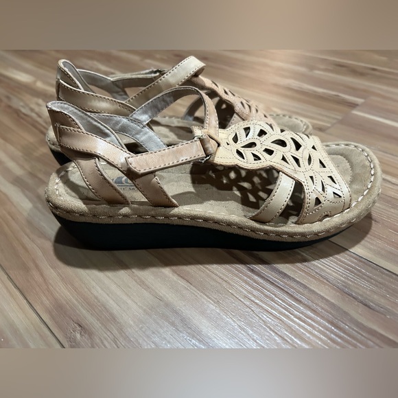 Cliffs by White Mountain Tan Cutout Leather Sandals Size 8 1/2 - Picture 4 of 4